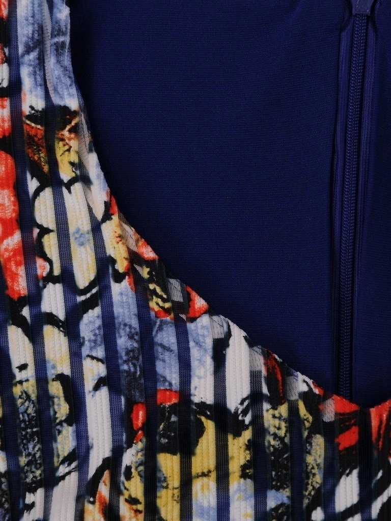 Elegancka sukienka damska midi w kwiaty – prosty krój z wysmuklającym dekoltem 11279