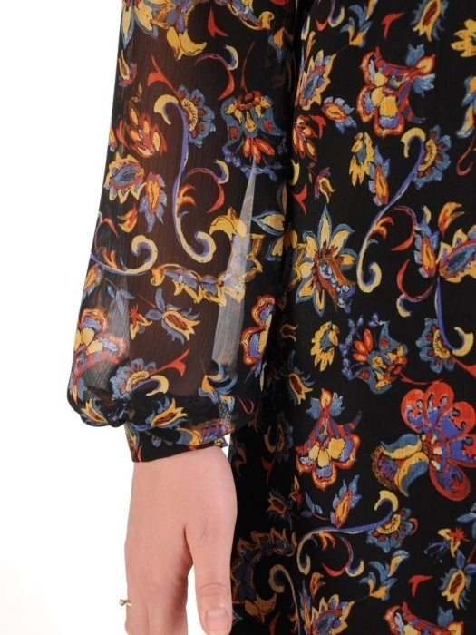 Czarna sukienka w kwiaty trapezowa – wygoda i elegancja z tiulowymi akcentami 25675