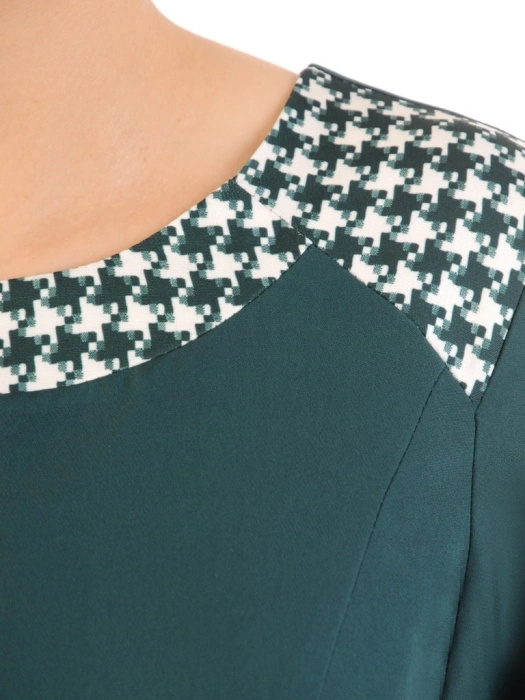 Wizytowa sukienka w zieloną pepitkę o prostym kroju – elegancka kreacja midi do pracy z rękawem 3/4 34671