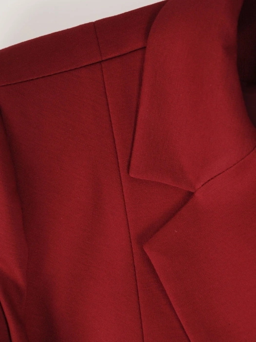 Bordowy żakiet damski do sukienki o prostym kroju – złote zamki i ponadczasowa elegancja 39130
