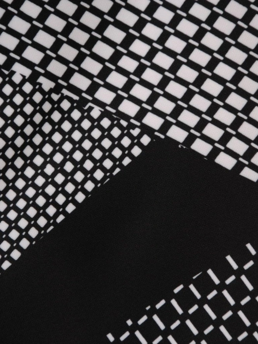 Czarna sukienka wizytowa w geometryczny deseń – prosty krój z efektownym dekoltem na plecach 19823