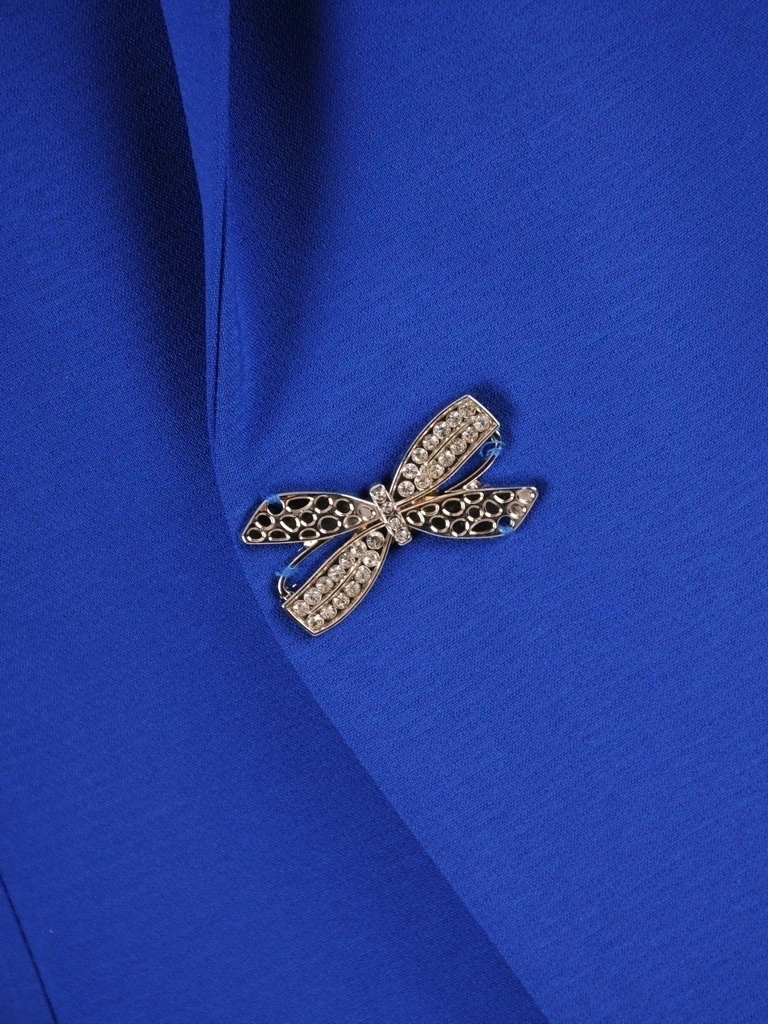 Elegancka chabrowa sukienka midi na rodzinne przyjęcia – prosty fason z dekoracyjną broszką 37109