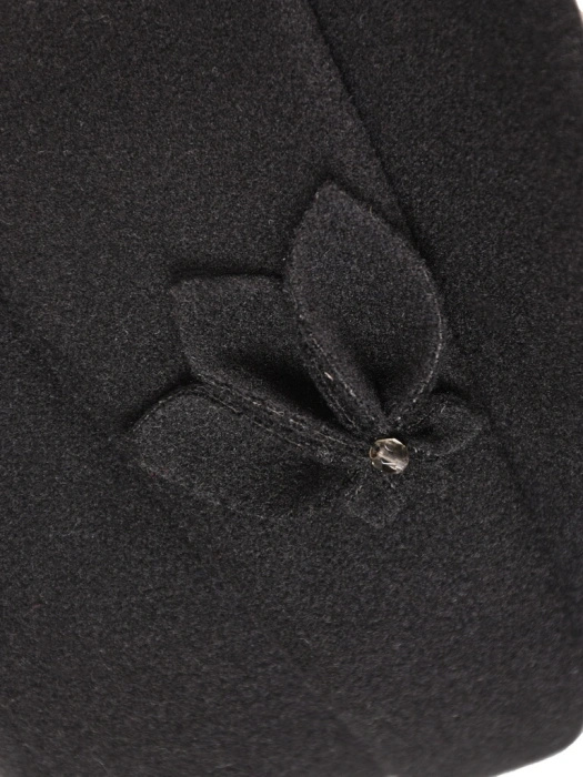 Czarny kapelusz damski typu cloche na jesień – elegancki fason z ozdobną wstawką 42410