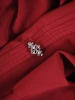 Bordowa prosta sukienka midi z dekoltem łódka – elegancka kreacja z broszką i rękawem 3/4 12968
