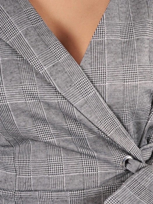 Popielaty komplet damski w kratkę – tunika z kopertowym dekoltem i spodnie dopasowane – fason optycznie wysmuklający sylwetkę 36625