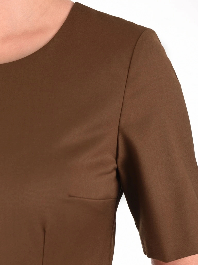 Elegancka brązowa sukienka rozkloszowana midi – kobiecy fason z paskiem modelującym figurę 40361