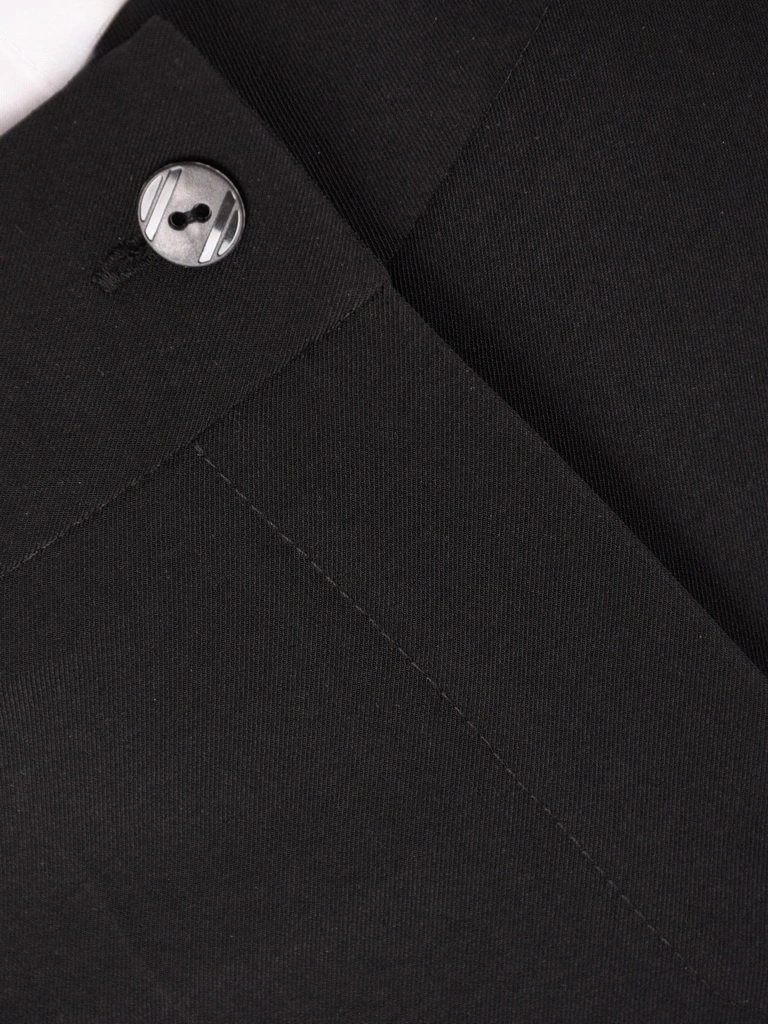 Czarne spodnie garniturowe o prostym kroju – elegancki model z kantem idealny do pracy 40508