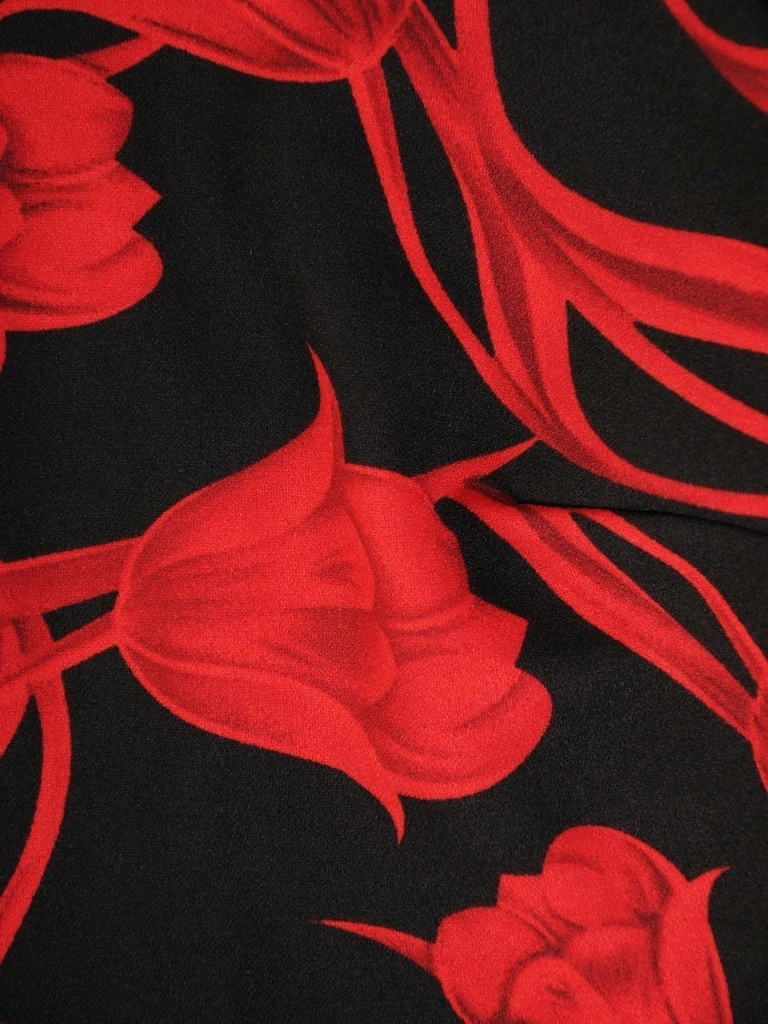 Elegancka czarna sukienka w czerwone kwiaty midi – prosty krój z optycznie wysmuklającymi przeszyciami 34027