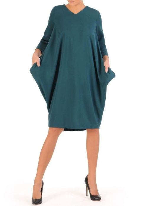 Ciemnozielona sukienka tuba z kieszeniami – asymetryczny dół i kobiecy dekolt serek 27925
