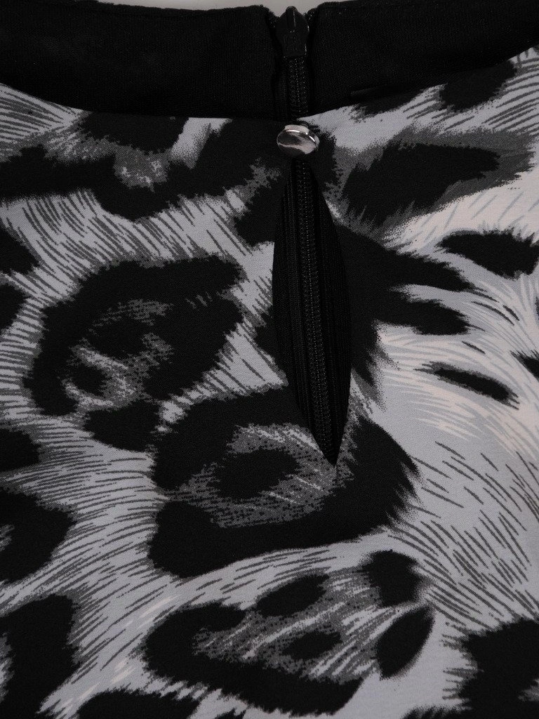Elegancka sukienka trapezowa w modny zwierzęcy print – tuszujący fason z asymetrycznym dołem i falbaną 19542
