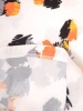 Kremowa bluzka damska w dynamiczny print z dekoltem serek – z bufiastymi rękawami 3/4 i prostym krojem 35752