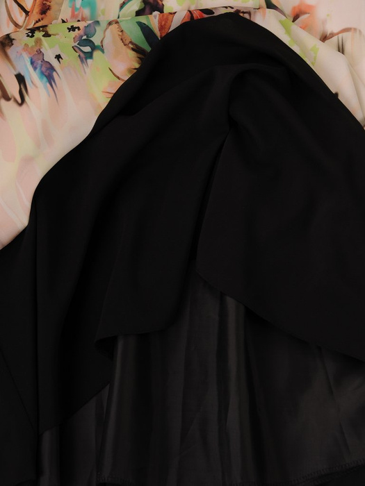 Sukienka z czarną wstawką Malika I, oryginalna kreacja z szyfonu.