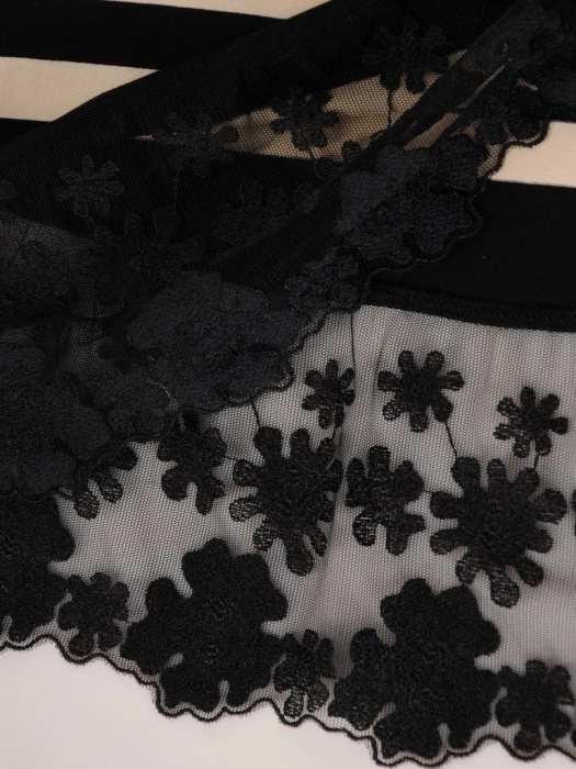 Elegancka bluzka wizytowa w paski o prostym kroju – koronkowa wstawka i subtelny połysk 13980