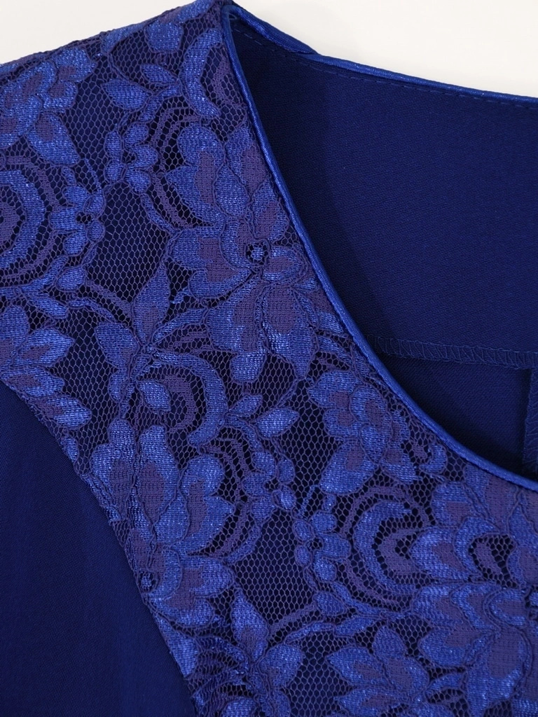Elegancka garsonka damska ze spódnicą na wesele chabrowa – prosty fason z koronkową bluzką 30454
