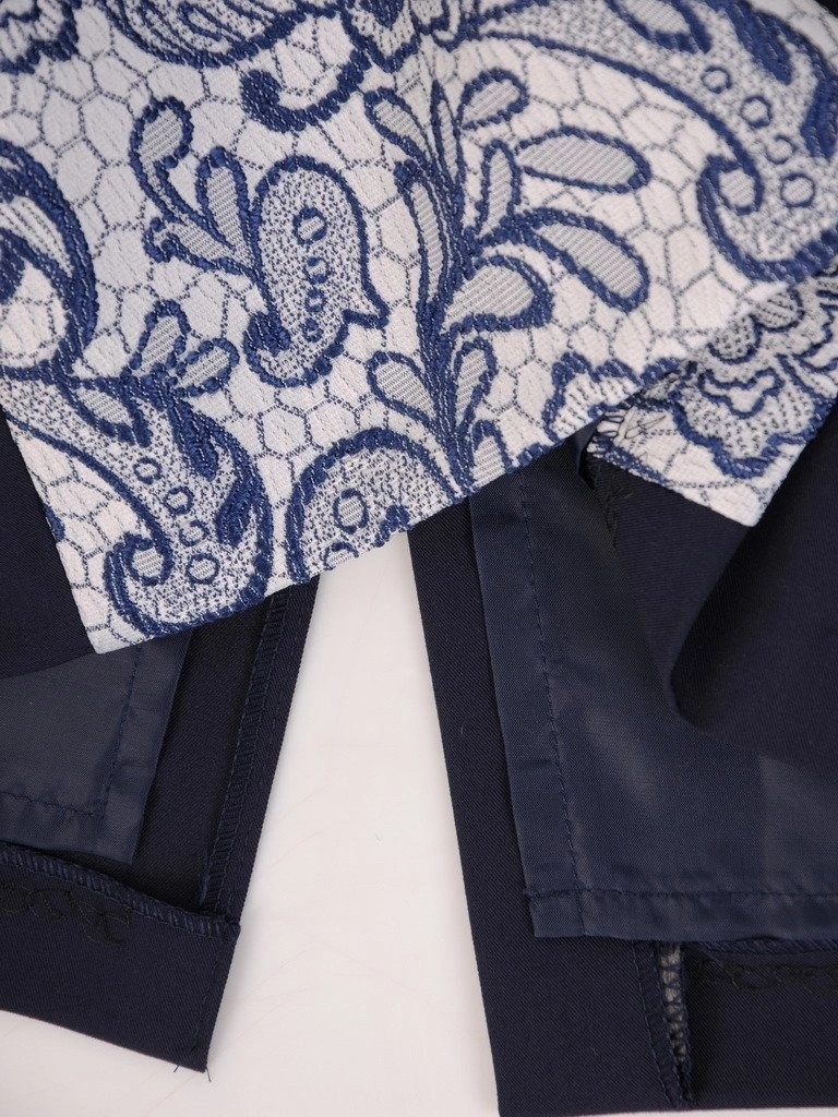 Elegancka garsonka damska na wesele w kwiaty – prosty krój z żakietem modelujący sylwetkę 23136