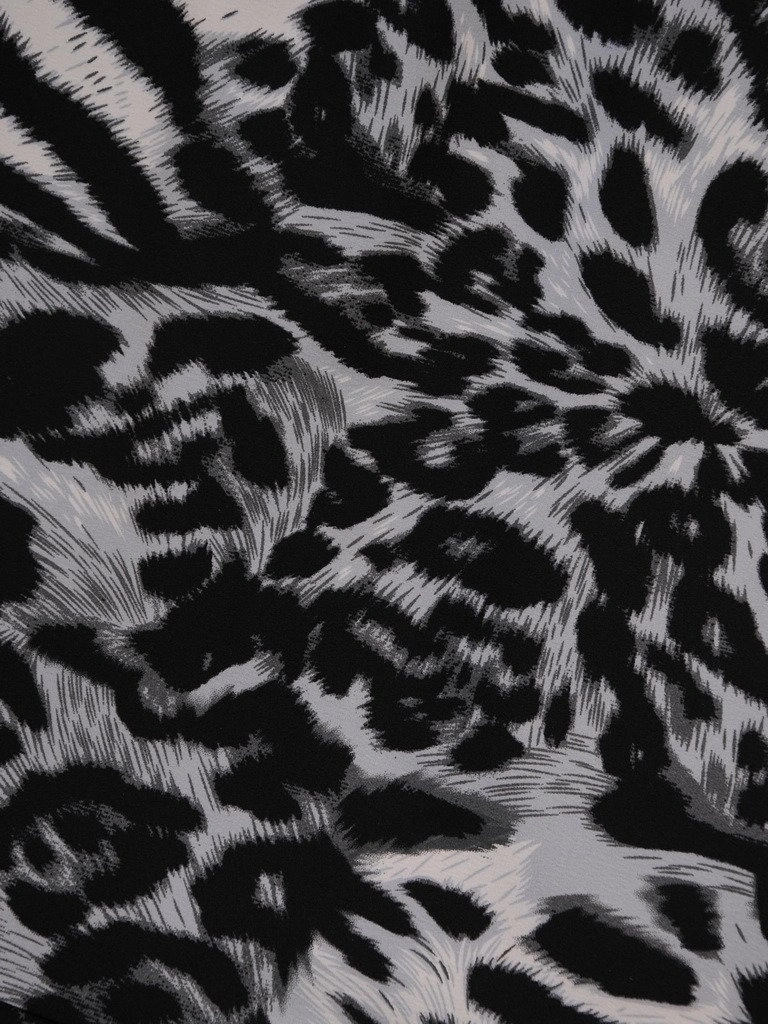 Elegancka sukienka trapezowa w modny zwierzęcy print – tuszujący fason z asymetrycznym dołem i falbaną 19542