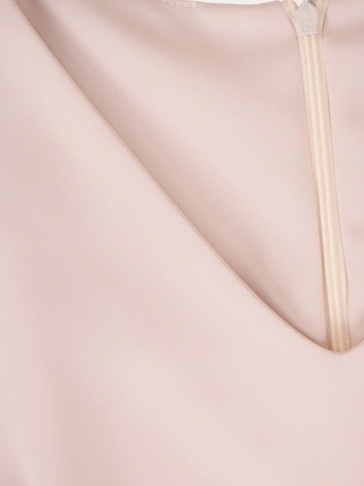 Elegancka sukienka rozkloszowana maxi w odcieniu beżu – wysmuklający krój z asymetrycznym dołem 39774
