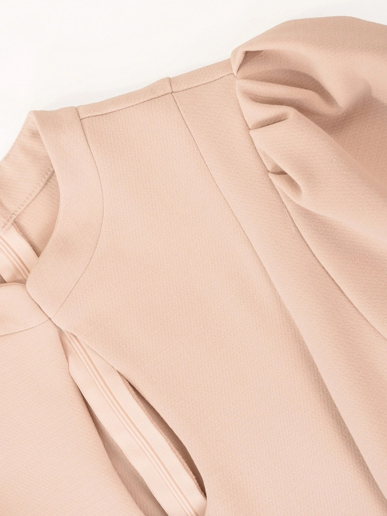 Elegancka beżowa sukienka ołówkowa ze stójką – ozdobny dekolt i krój modelujący sylwetkę 41970