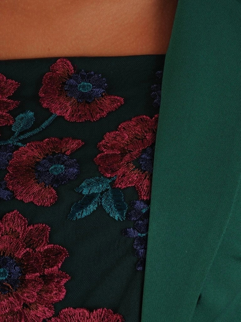 Szmaragdowa sukienka na święta i przyjęcia o prostym kroju w kwiaty – zaszewki modelujące sylwetkę 22078