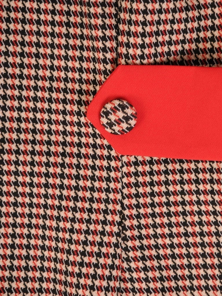 Elegancka beżowa sukienka biurowa w pepitkę midi – prosty fason z ozdobnymi patkami i rękawem 3/4 32296