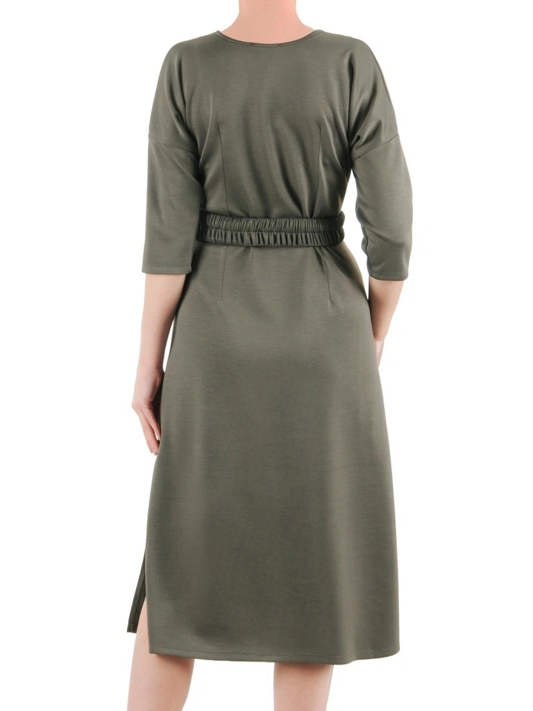 Elegancka sukienka khaki trapezowa z paskiem i rękawem 3/4 – swobodny krój midi z bocznymi rozcięciami 39476