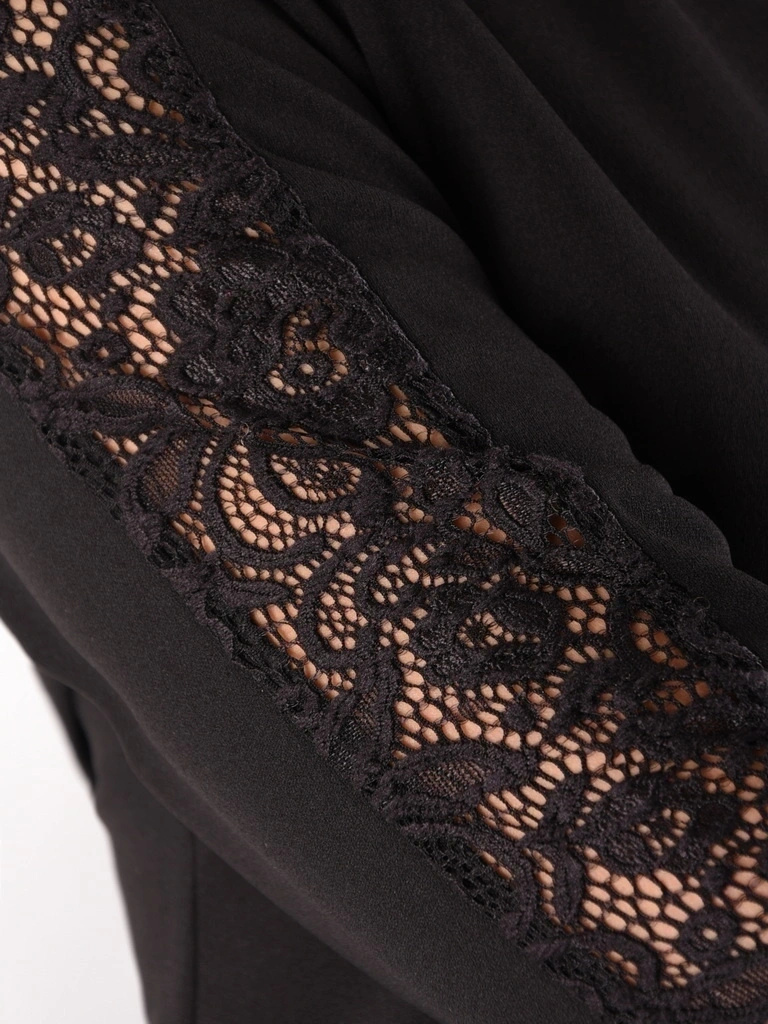 Elegancka czarna sukienka trapezowa midi – maskujący fason z efektowną koronką 41032