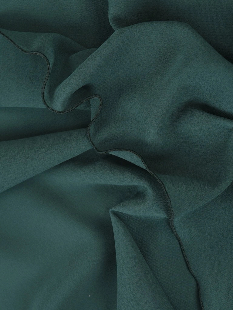 Elegancka sukienka trapezowa w odcieniu butelkowej zieleni – zwiewny fason tuszujący sylwetkę 30740