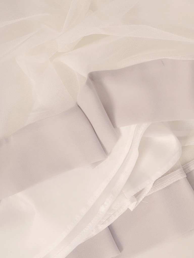 Elegancka biała sukienka rozkloszowana midi – fason z kokardą pięknie modelujący sylwetkę 33069