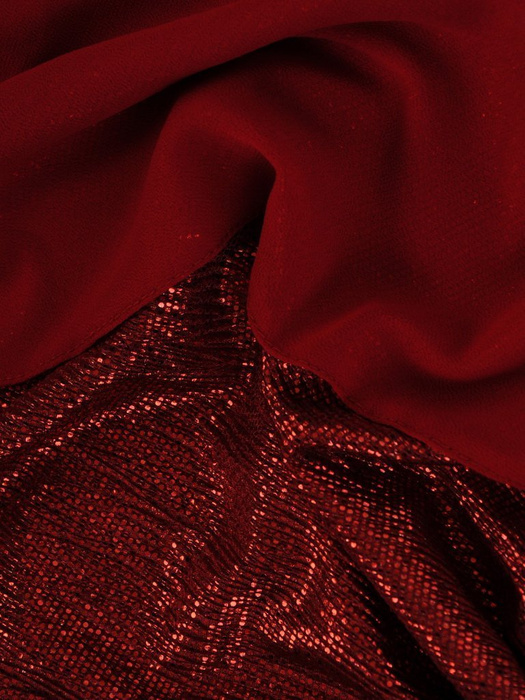 Sukienka z narzutką odsłaniającą ramiona, czerwona kreacja koktajlowa 23599