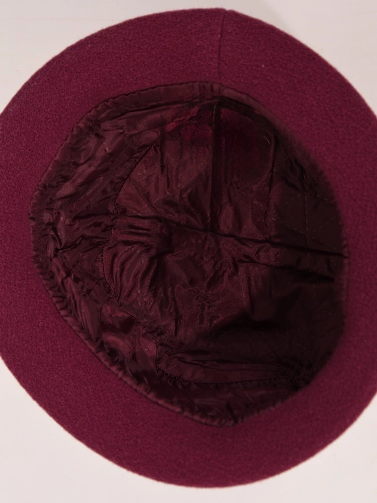 Elegancki kapelusz damski cloche bordowy z lśniącymi cyrkoniami – ciepłe nakrycie głowy do płaszcza 40516