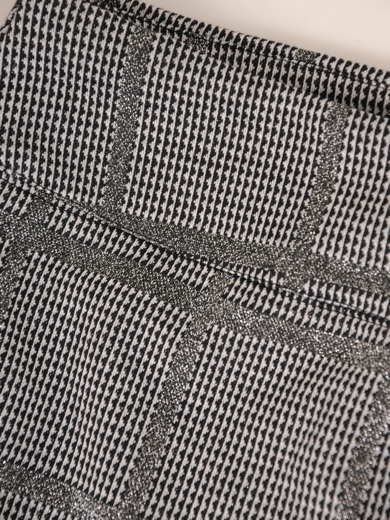 Popielata asymetryczna spódnica midi w kratkę – stylowy krój na jesień z ozdobnym przodem 31333