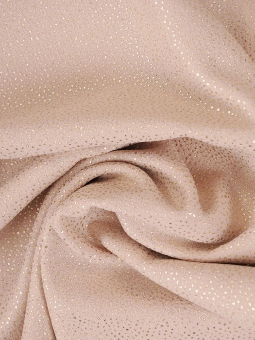 Elegancka beżowa sukienka tuba midi z kimono 3/4 – subtelnie połyskująca kreacja wizytowa z zapięciem na plecach 36097