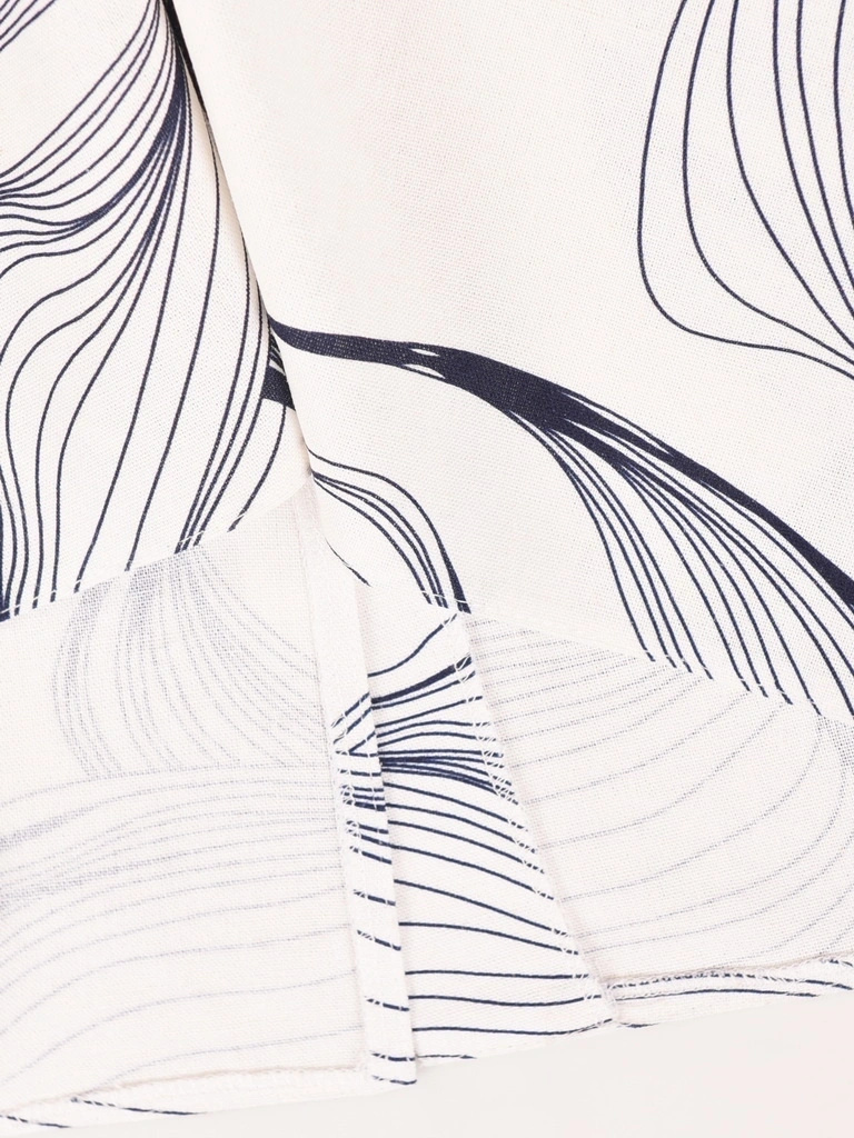 Letnia sukienka midi w malarskie kwiaty ecru-granat – prosty krój, który subtelnie wysmukla sylwetkę 40130