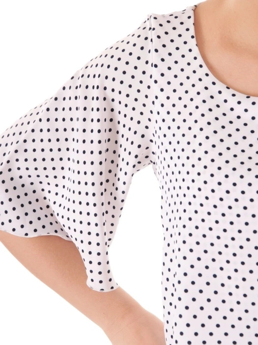 Elegancka sukienka trapezowa w groszki – zwiewny fason tuszujący niedoskonałości 38245