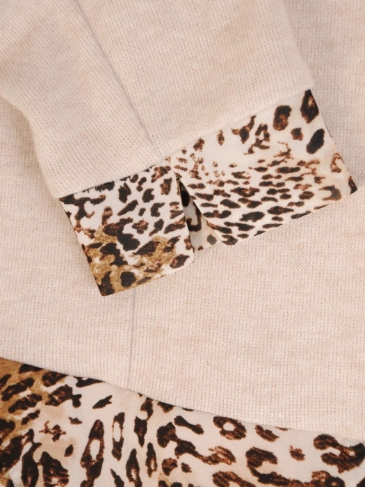 Prosta beżowa sukienka midi z akcentem animal print – maskująca baskinka i ozdobny kołnierzyk 34406