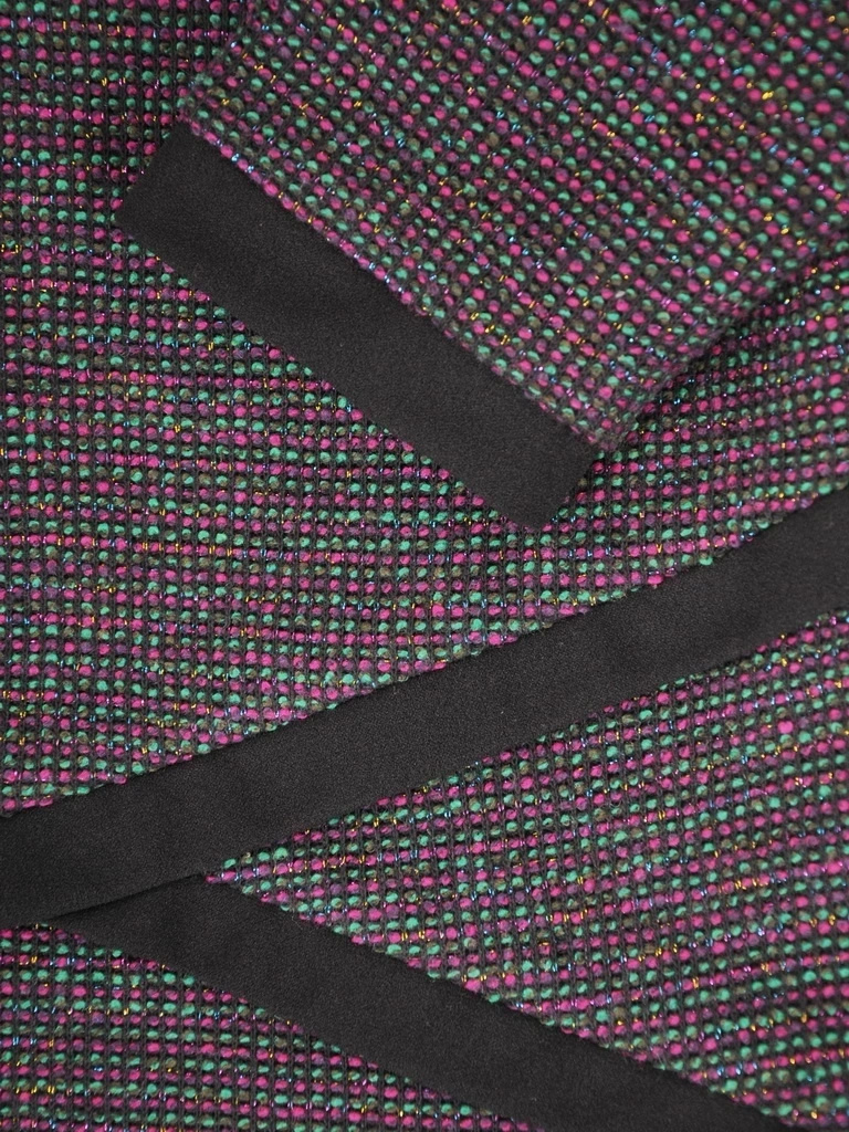 Elegancka czarna sukienka midi z rękawem 3/4 – optycznie wysmuklające wstawki i prosty fason 37090