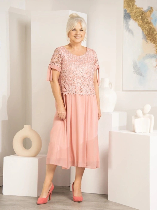 Elegancka różowa sukienka rozkloszowana midi na wesele – efektowny fason z wiązaniem 29422