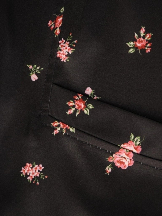 Elegancka czarna sukienka rozkloszowana w kwiaty – fason z kieszeniami i dekoltem w serek 29779