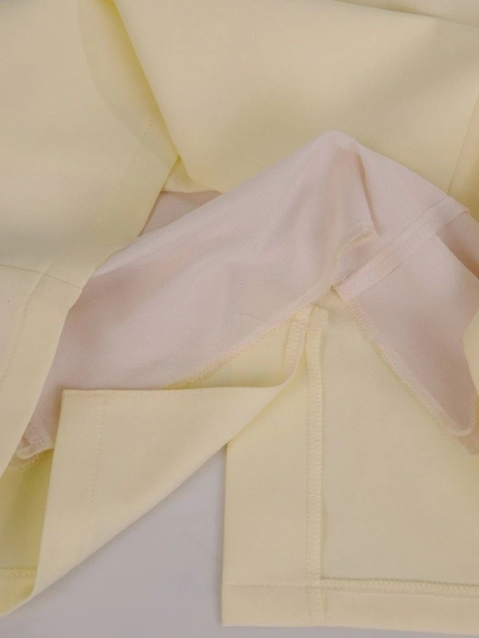 Żółta pastelowa sukienka koktajlowa o prostym kroju – elegancki fason bez rękawów z dżetami 17289