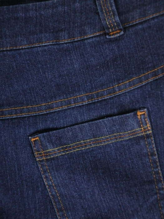 Granatowa bawełniana spódnica midi o prostym kroju – wygodny model z kieszeniami na jesień 29126