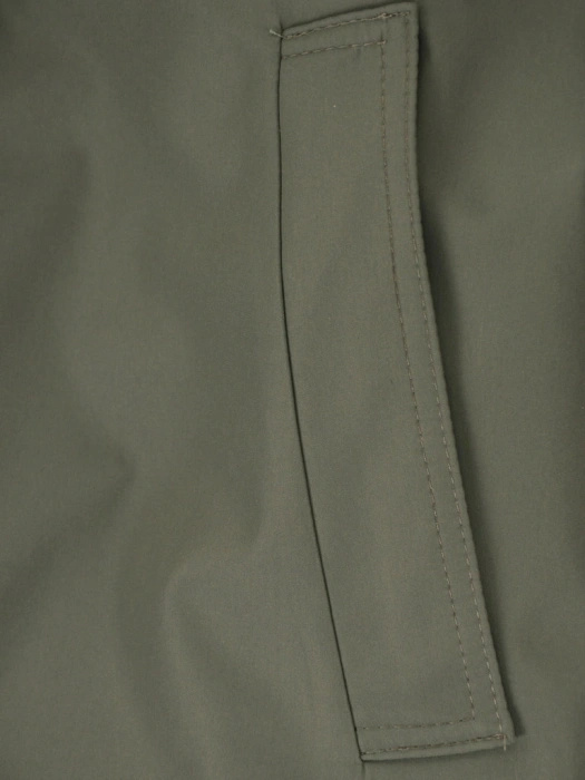 Stylowy płaszcz na jesień damski trencz khaki – kobiecy fason z paskiem modelującym sylwetkę 39409
