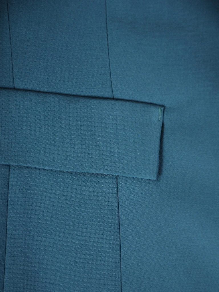 Elegancki garnitur damski na wesele butelkowa zieleń – prosty fason ze spodniami i kołnierzem 37537