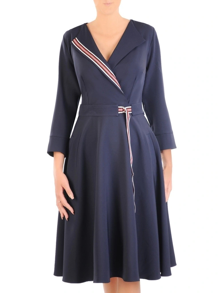 Elegancka sukienka rozkloszowana midi granatowa – ozdobny pasek z klamrą modelujący talię 33947