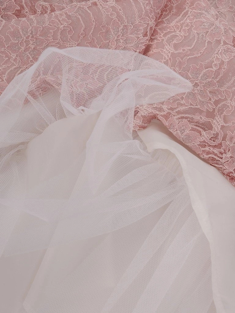 Elegancka wizytowa sukienka w kwiaty na wesele – rozkloszowany fason z dekoltem łódka i kontrafałdami 9203