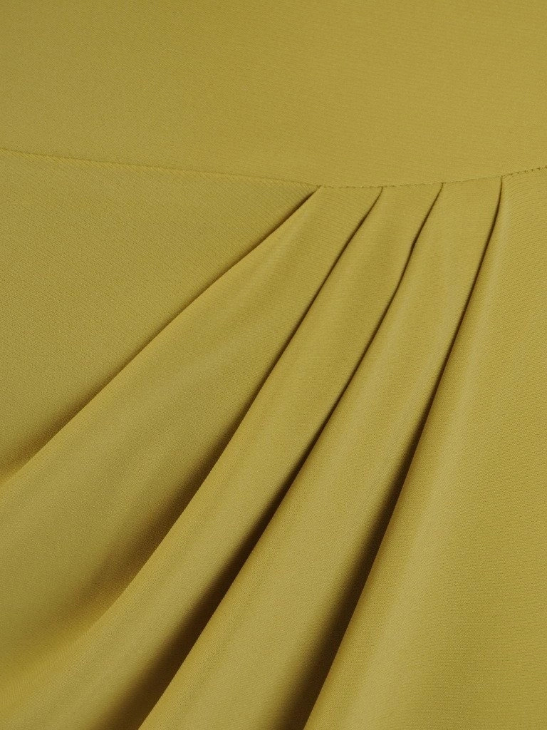 Elegancka sukienka midi w kolorze pistacji o prostym kroju – kobiece zakładki modelujące sylwetkę 20889