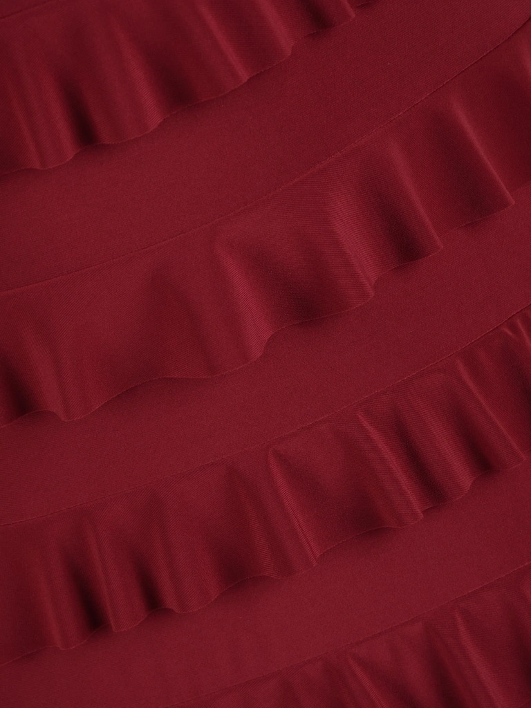 Elegancka sukienka ołówkowa bordowa midi – kobiecy krój z ozdobnym dekoltem i falbaną 42113