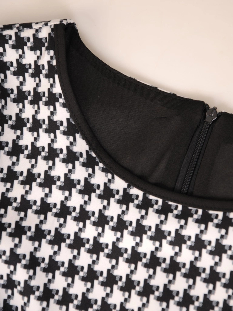 Elegancka czarno-biała sukienka w pepitkę – prosty fason z ozdobnymi patkami do biura 31078