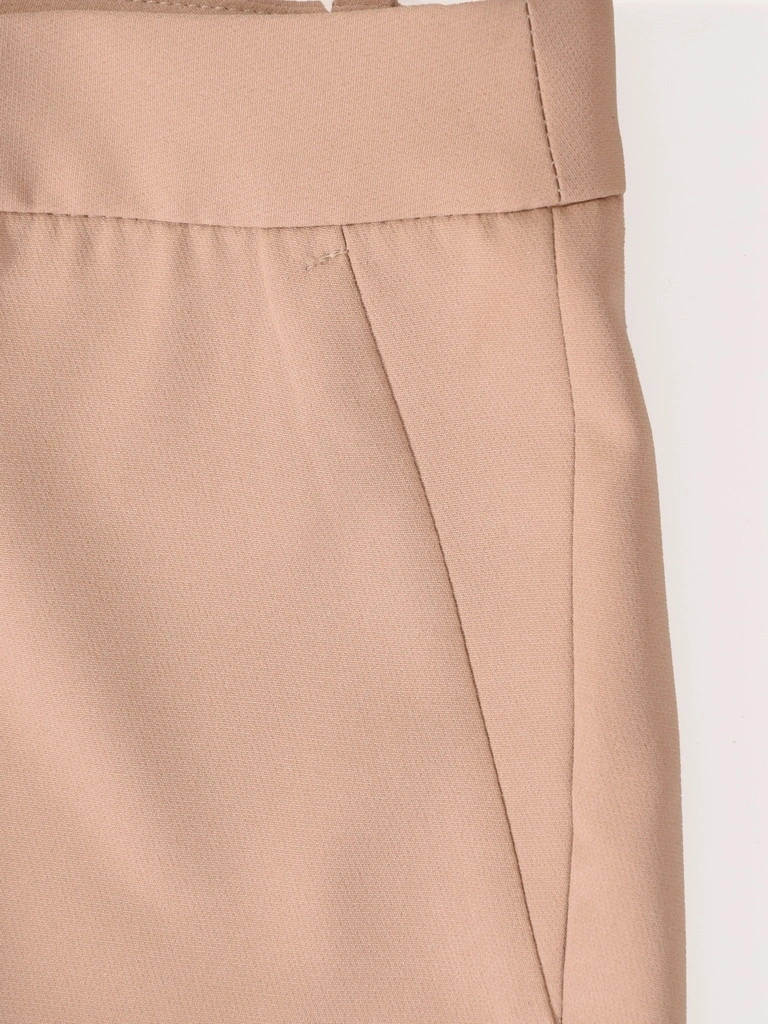 Elegancki garnitur damski ze spodniami ciemny beż – dopasowane spodnie z kantem wysmuklające sylwetkę 33428
