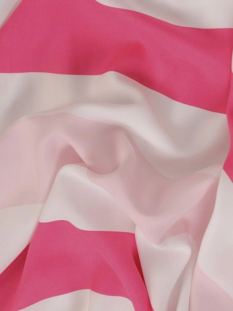 Wizytowa sukienka rozkloszowana na wesele w paski – asymetryczny fason z dekoltem w serek i kokardą 28287
