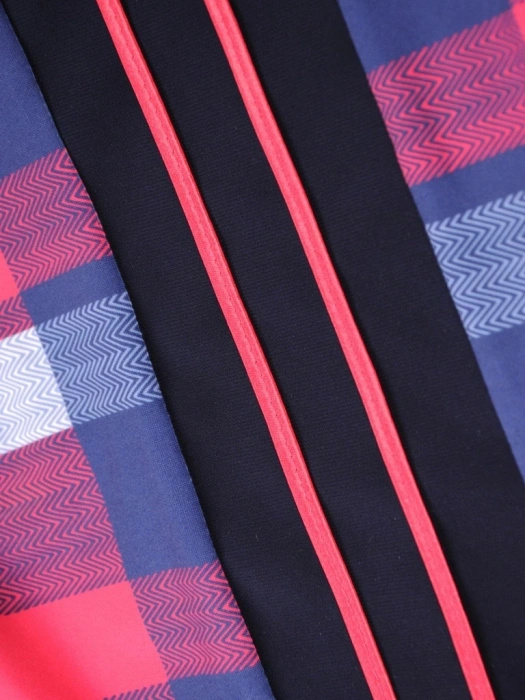 Elegancka bluzka wiskozowa w kratkę – prosty krój z ozdobnymi guzikami 35251